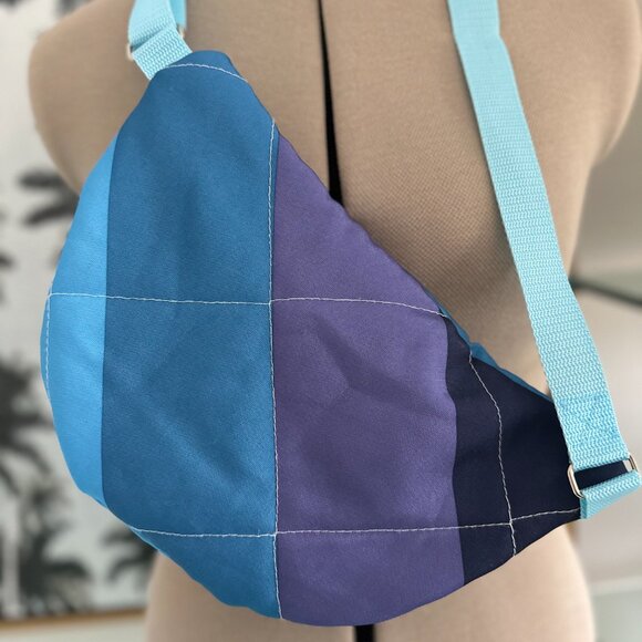 HANDMADE | Rainbow-colored Fanny Pack (Blue / Purple) - Picture 3 of 5